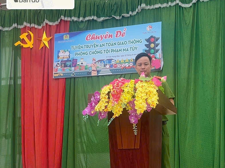 Công an phường Trần Hưng Đạo phối hợp Trường THCS Cộng Hòa tuyên truyền an toàn giao thông và phòng chống ma túy